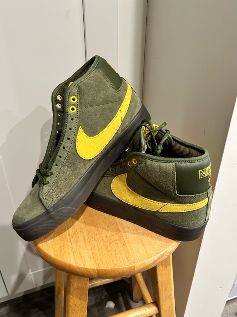 Nike SB anti hero Men’s Mid-Top Sneakers in Olive Green with Yellow Swoosh